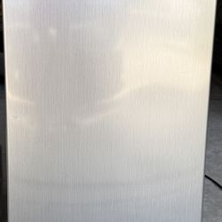 Mini fridge with freezer
