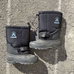 KID’S SNOW BOOTS - SIZE 4 - KAMIK
