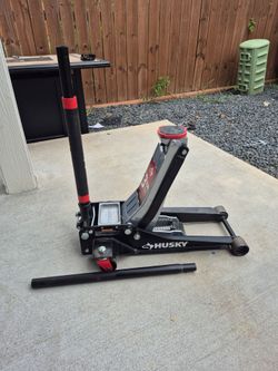 Husky 3 Ton Garage Jack almost new firm price casi nuevo
