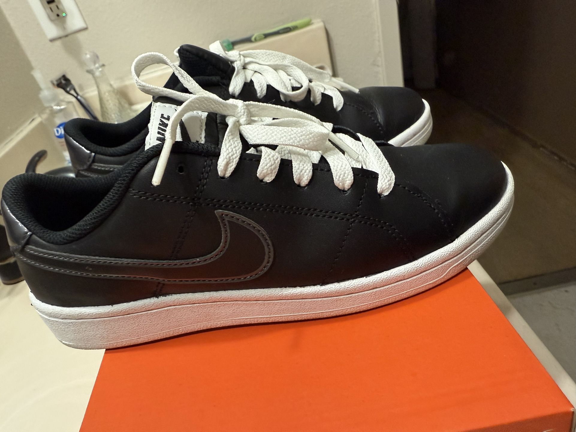 USED WOMEN NIKE …SIZE 7 In Excellent Condition…$35 Dlls