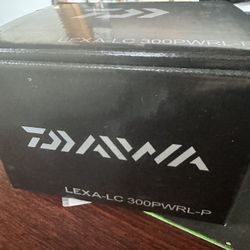 Daiwa LEXA-LC300PWRL-P 