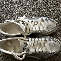 Puma Clyde 3024- Silver Size 6 Men/7 Women 