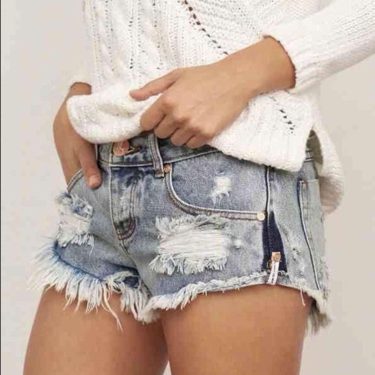 ONE TEASPOON Light Wash Distressed Cut Off Button Fly Daisy Duke Jean Shorts