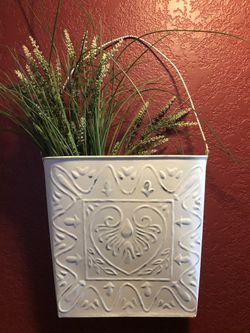 Metal decor plant/flowers holder