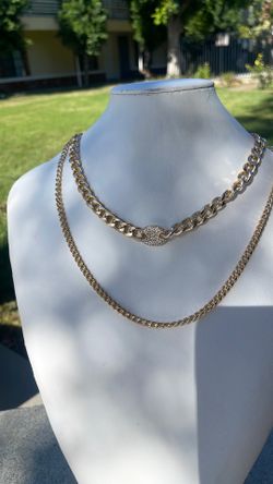 Thick gold tone necklace