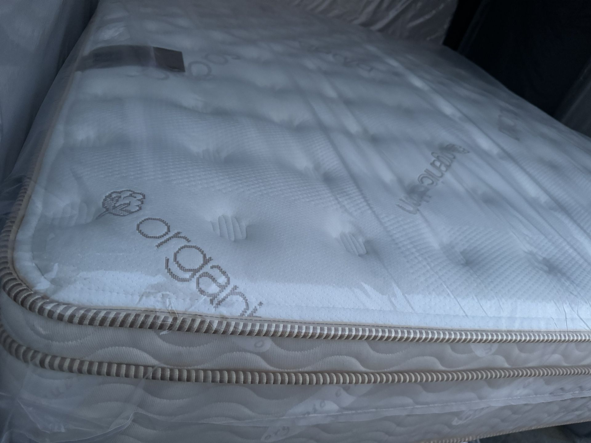 New Saatva Classic Organic Full size mattress $550 //Free delivery 