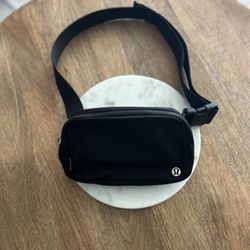 Lululemon Everywhere Belt Bag (black)