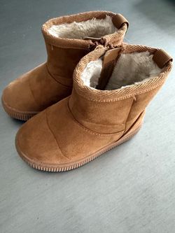 Size 5 Ugg type boots cat and Jack brand
