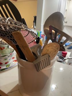 Assorted kitchen ware