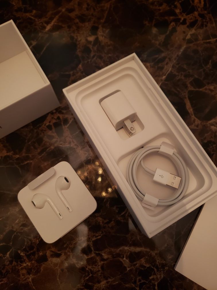 iPhone xs BOX AND CONTENTS
