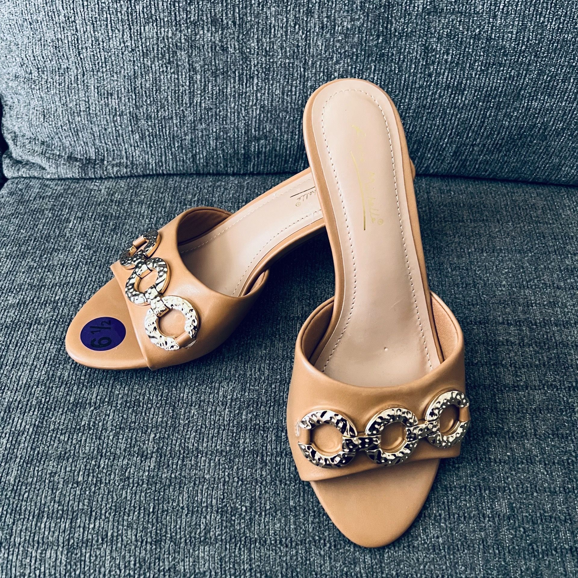 New! Tan LASH Anne Michelle 2.5” Heels w Gold Chain Links Size 6 1/2