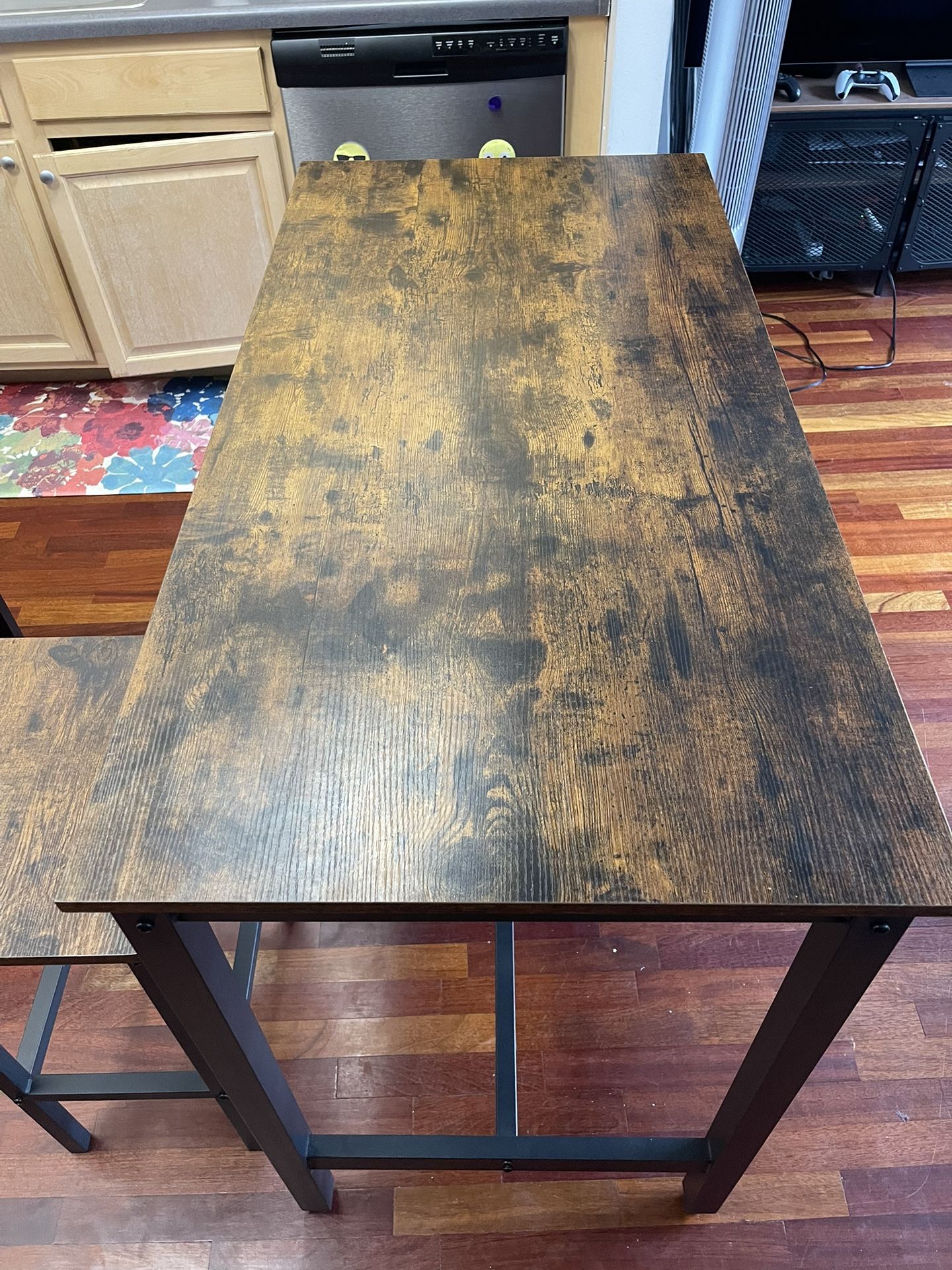 Kitchen/Dining Table With 2 Stools
