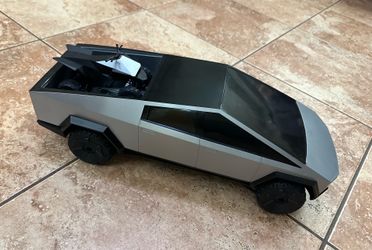 Great Condition 1:10 scale 2.4 GHz RC Tesla Cybertruck complete with Cyberquad and remote control