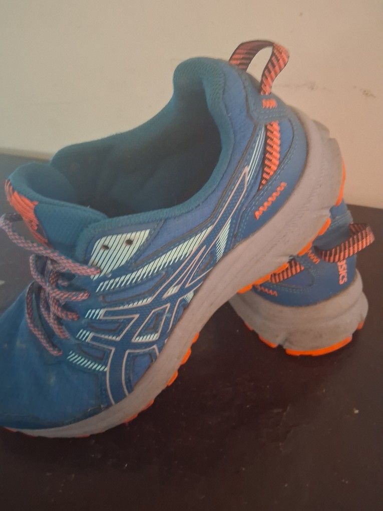 Basics Woman's Teal And Coral Workout Shoes Size 9