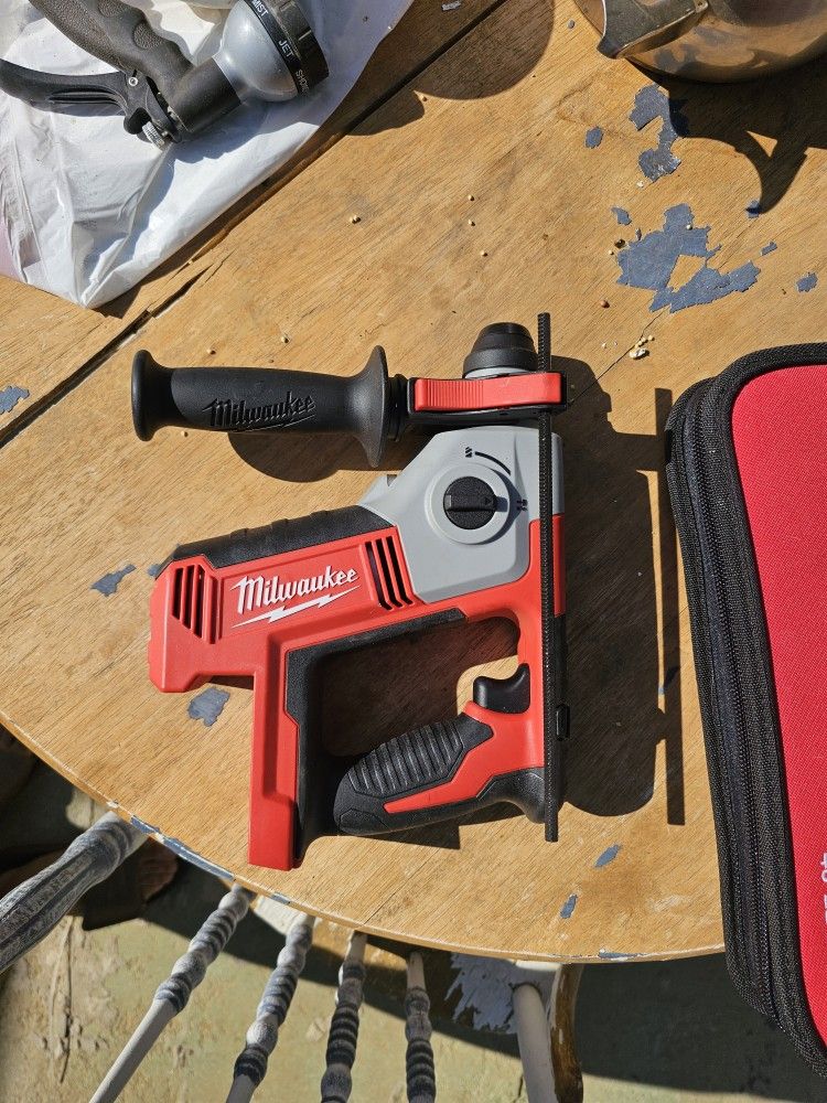 Milwaukee M18 18V 5/8 In. SDS-Plus Rotary Hammer Drill (No Battery)