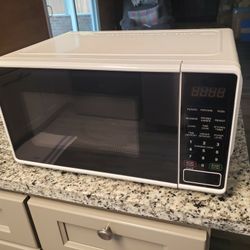 Microwave Oven 700 Watt $20