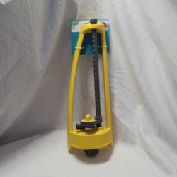 Oscillating Lawn Sprinkler Adjustable Water Coverage with Durable Plastic Base Like New