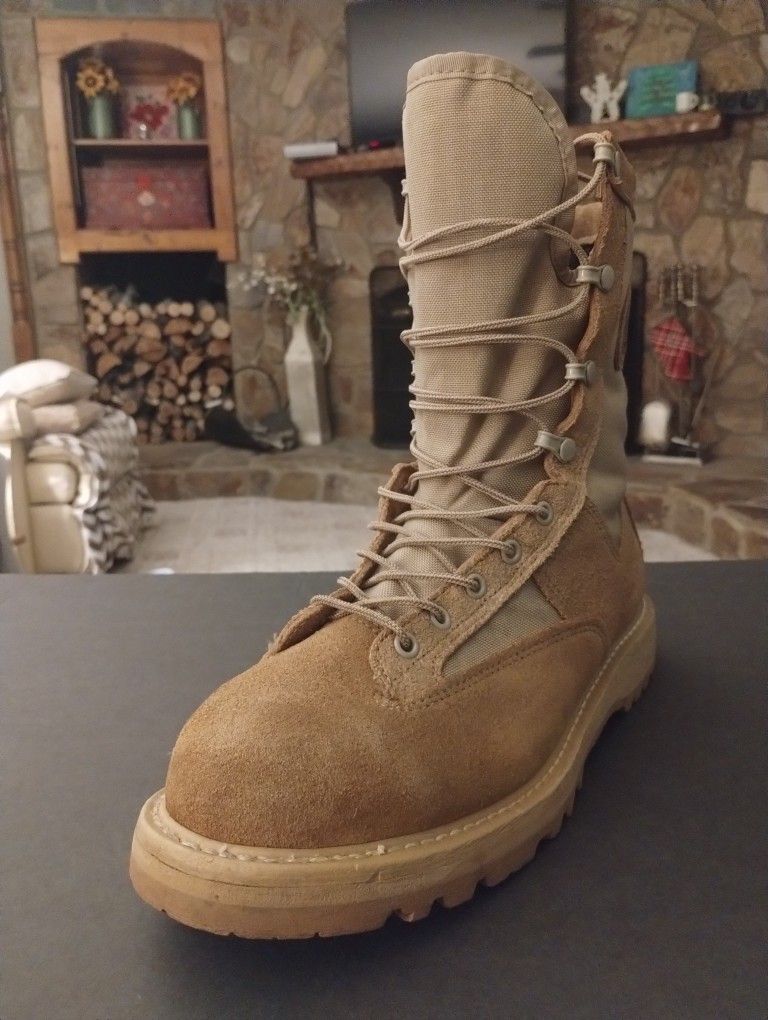 (Size-9.5W) Like New, Men's, Rocky Vibram Military Combat Boot S2V 782 Waterproof.
Lightly used, they look like new. 