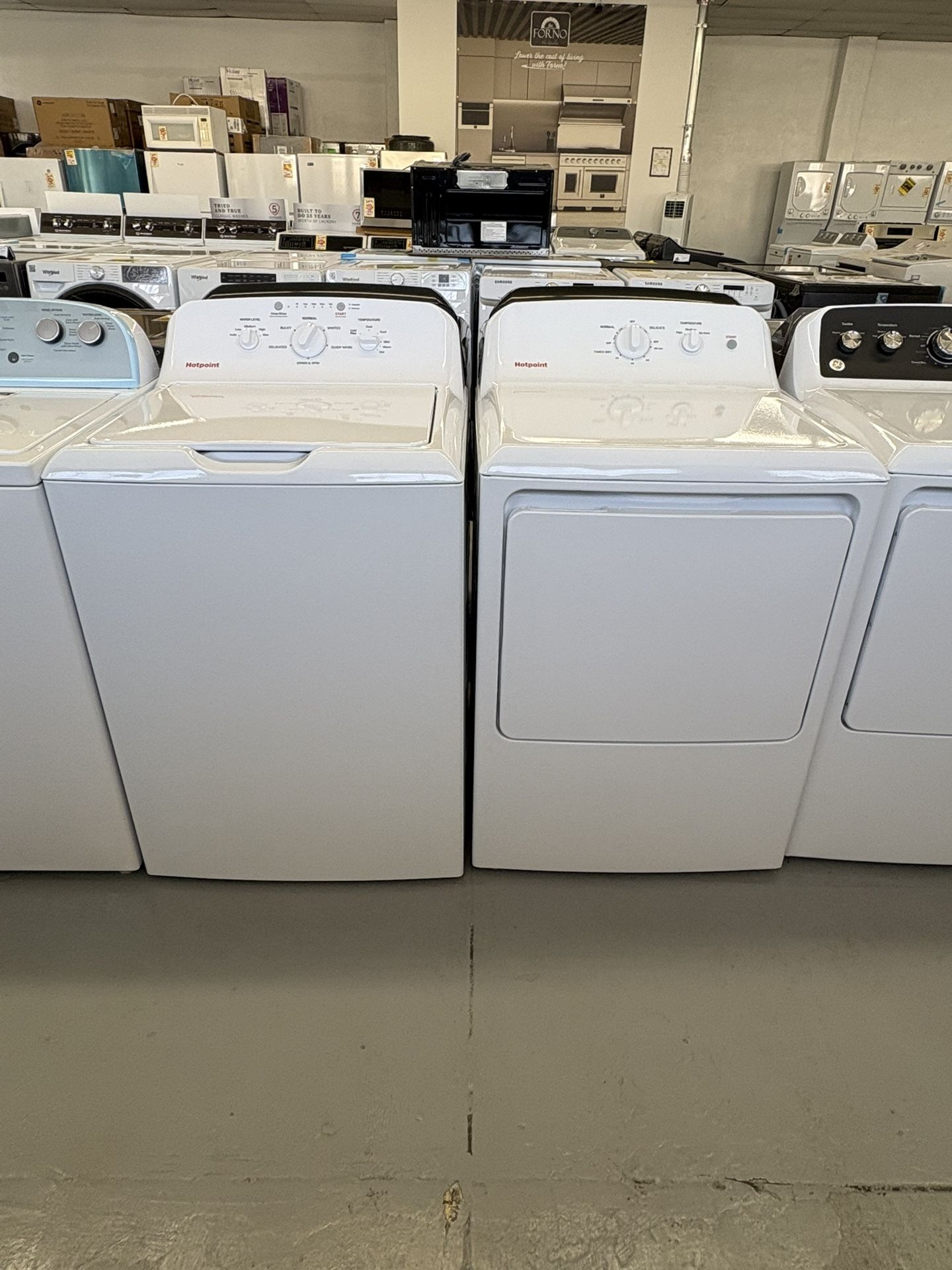 HOTPOINT 4.0 Cu Ft Capacity Washer And Dryer Gas