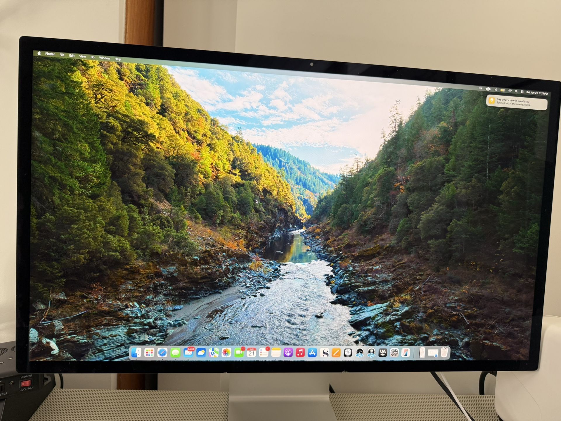 Apple Studio Display 27” — Standard glass - Tilt-adjustable stand