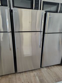 GE  Stainless steel refrigerator 18"cuft   In Excellent Working Condition