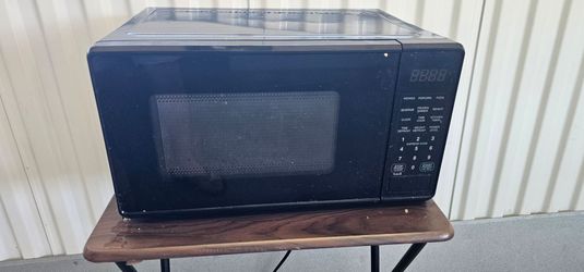 Mainstays 0.7 cu. ft. Countertop Microwave Oven in Black.
