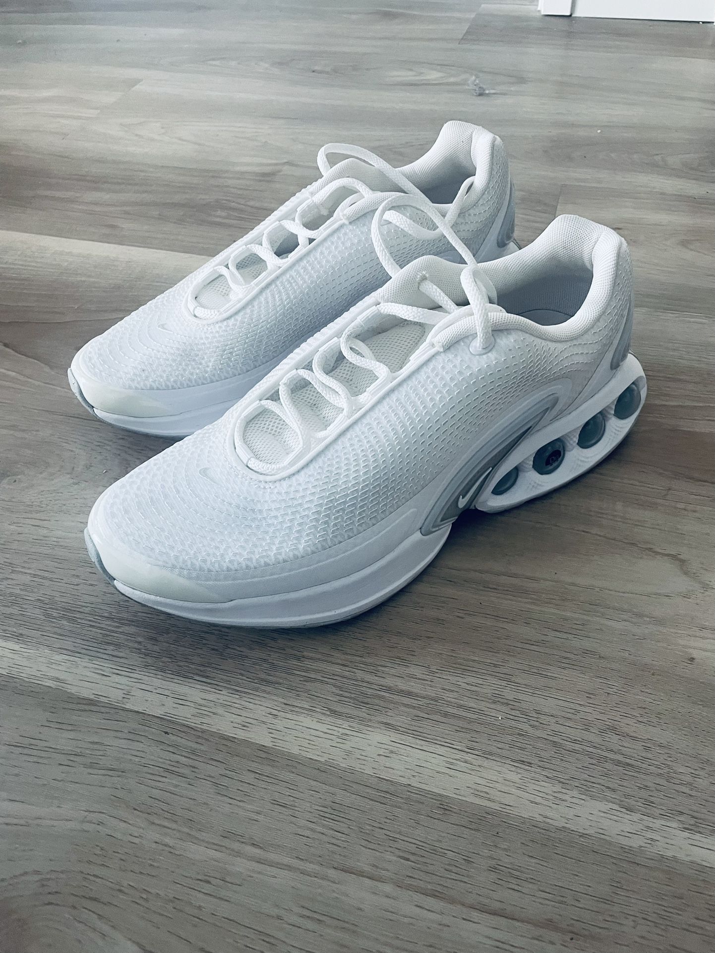 Selling Nike Air max Dn