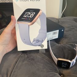 Fitbit Versa Roségold With Periwinkle Band 