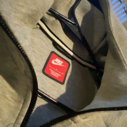 Grey Nike Tech Large🩶🧥🔥