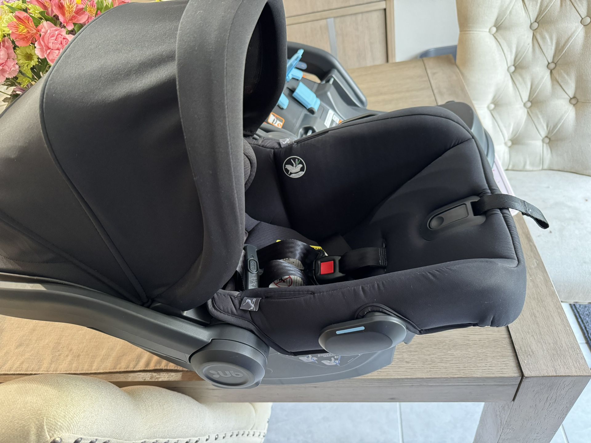 Uppa Baby Mesa v2 Car Seat With Base 