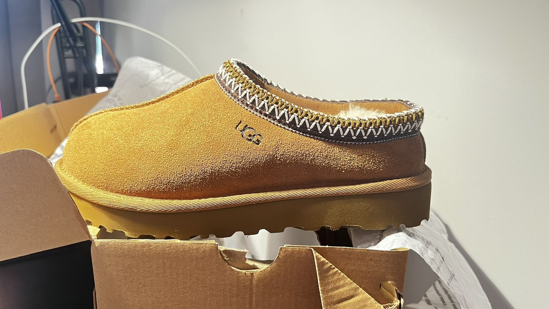 Brand New UGG Tasman – Women’s Size 6 – Chestnut
