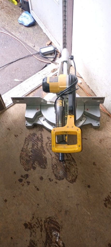 DeWalt Double Bevel Sliding Compound Mitre Saw 12"