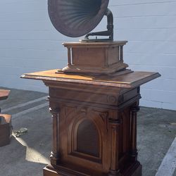 Early 1900’s Phonograph Record Player  Large Metal Horn