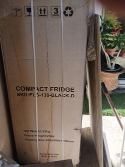 Delamu 4.8 Cu.Ft Apartment Size Refrigerator with Freezer NIB
