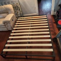metal base for queen mattress 
