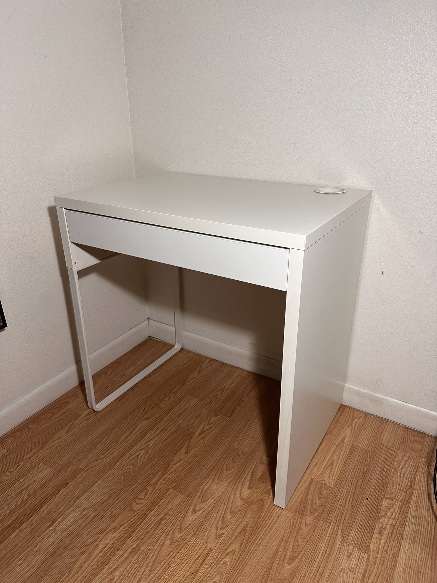 Modern IKEA Micke Desk - Like New
