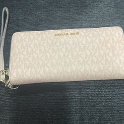 Michael Kors’s Pink Wallet/Wrislet