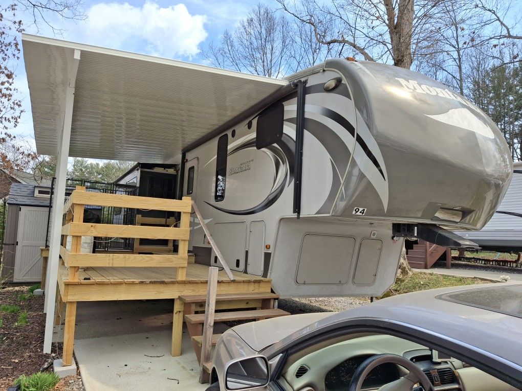 Fifth Wheel With Deck And Catio!