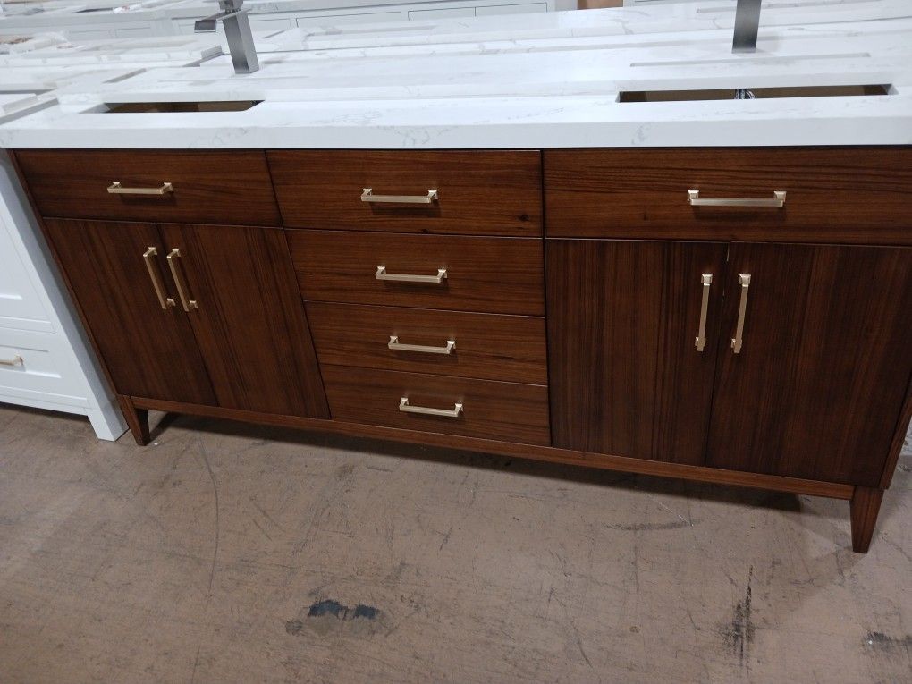 72in. ASE Bathroom Vanity!
Hardwood, Slow Closing, Choice of Quartz Top, Backsplash. Sink Included