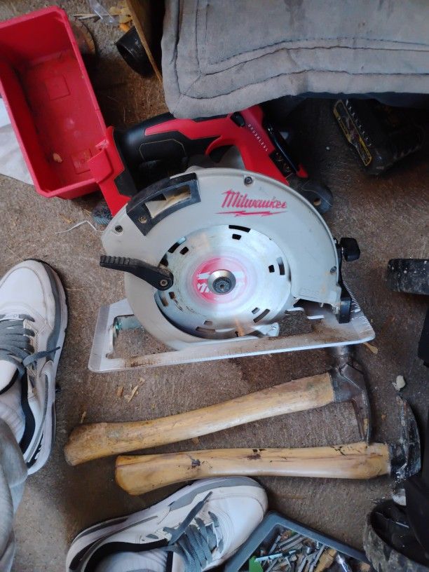 Milwaukee M18 Brushless 7-1/4" Circular Saw With Battery And Charger