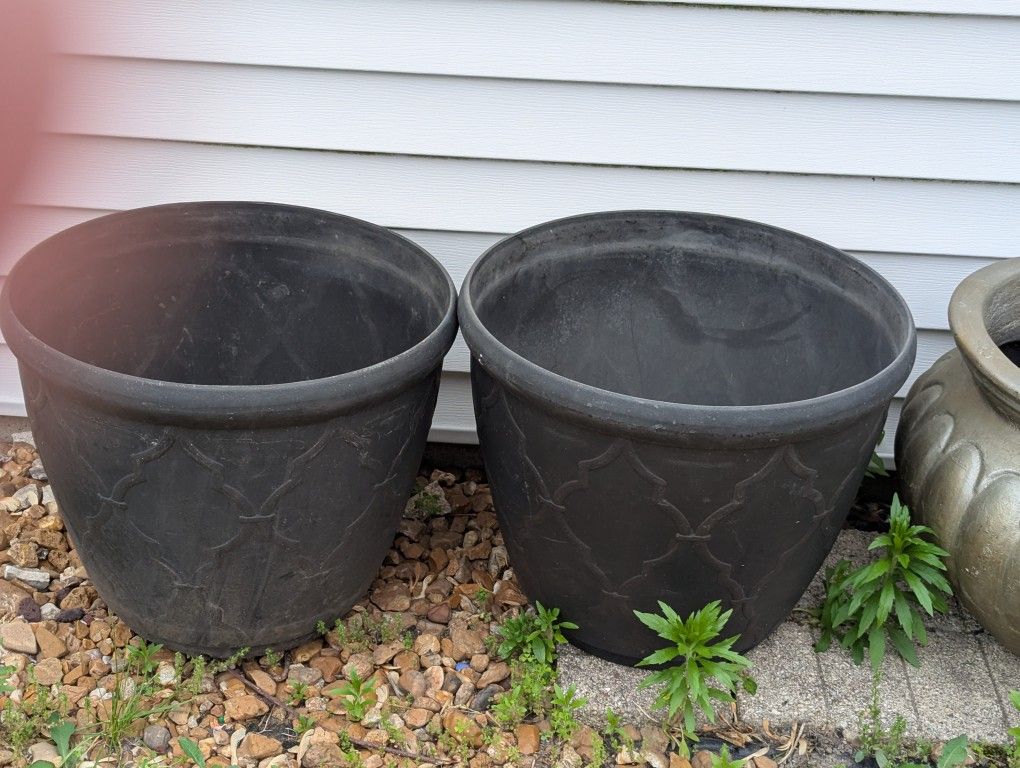 2 lg black flower pots