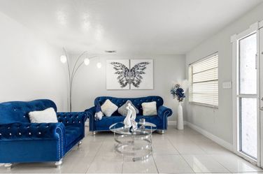 Beautiful Living Room Set - Everything Included