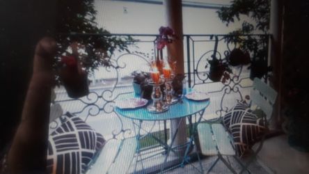 Ah.. the beautiful outdoors room. metal Bistro chairs !!!!