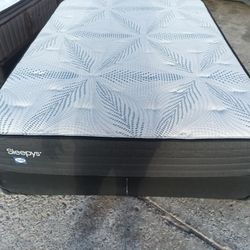 Sealy Queen Mattress And Box Spring 