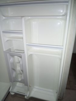 Magic chef compact dorm size fridge works great gets cold and is clean measurements in caption