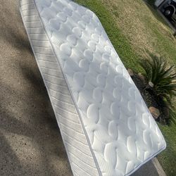 LIKE NEW RUCAS 10’‘ MEMORY FOAM MEMORY INNERSPRING TWIN BED MATTRESS (NO STAINS)