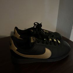 Kids Nike Cortez Black And Gold Great Condition 