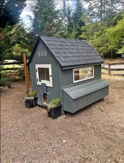Chicken Coop. Delivery Available