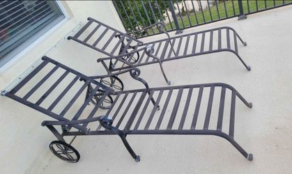 Metal Loungechairs on wheels