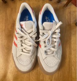 Adidas Nora like new size 7 woman